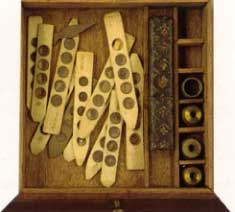 Gaveta de acessrios com objectivas de diferentes ampliaes e amostras em lamelas de marfim